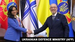 Министр обороны Канады Анита Ананд и ее украинский коллега Алексей Резников. Архивное фото,