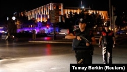 Офицеры полиции охраняют штаб квартиру в Анкаре