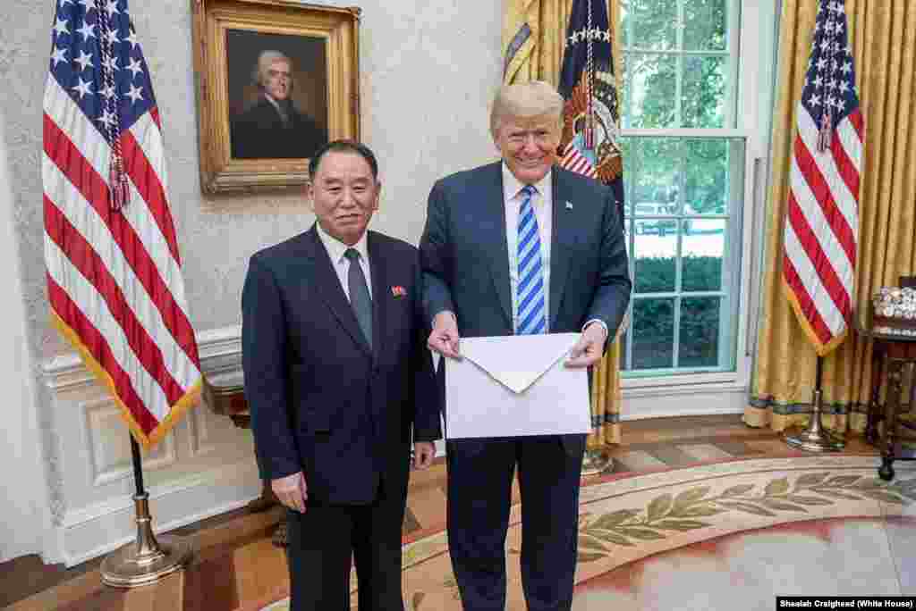 В начале июня, когда все думали, что встреча уже не состоится, в Вашингтон прилетел северокорейский посол с письмом от Ким Чен Ына.&nbsp;Трамп назвал это послание &quot;хорошим и интересным&quot;, а позже заявил, что встрече 12 июня все-таки быть