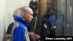 Вадим Шишимарин в Соломенском суде Киева, 13 мая 2022 года. Фото: AP