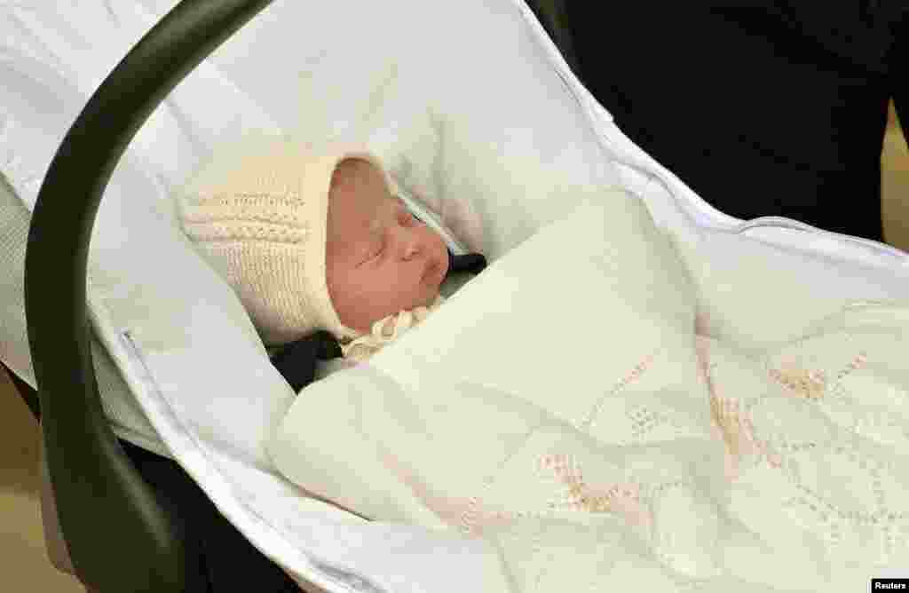 Новорожденная принцесса, 4-я в очереди наследница британской короны 2 мая 2015 года&nbsp;