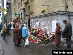 Цветы у дома Политковской, где убили журналистку