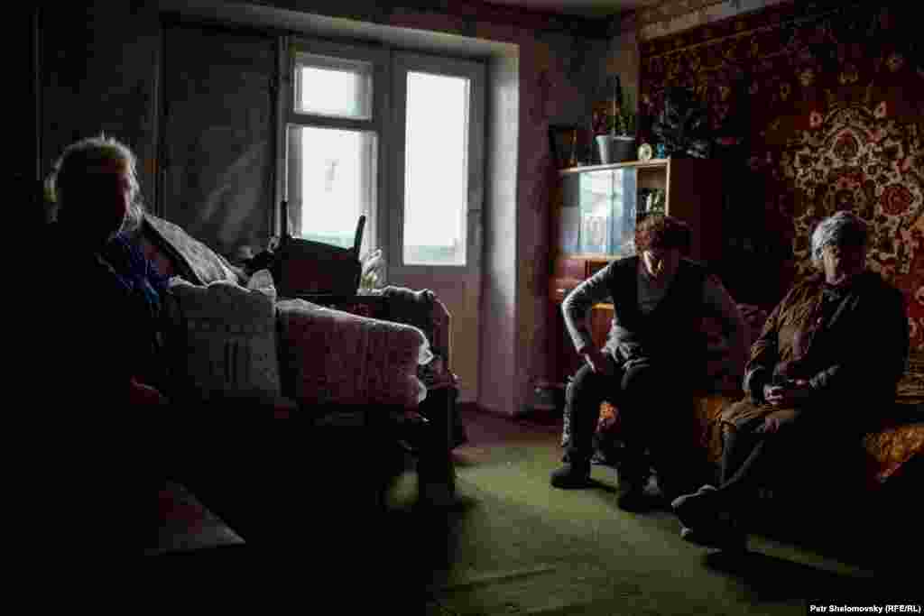Раиса Казакова в своей квартире, где она живет с 9-ю соседями, потерявшими свои дома. Дебальцево&nbsp;