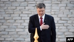 Петр Порошенко во время визита во Францию 22 апреля 2015 года