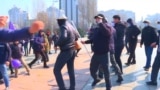 Как в Бишкеке напали на участниц феминистского марша, а полиция задерживала самих женщин, а не нападавших