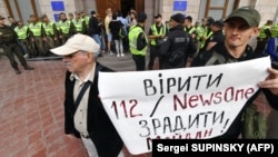 Протесты у здания телеканала "112"
