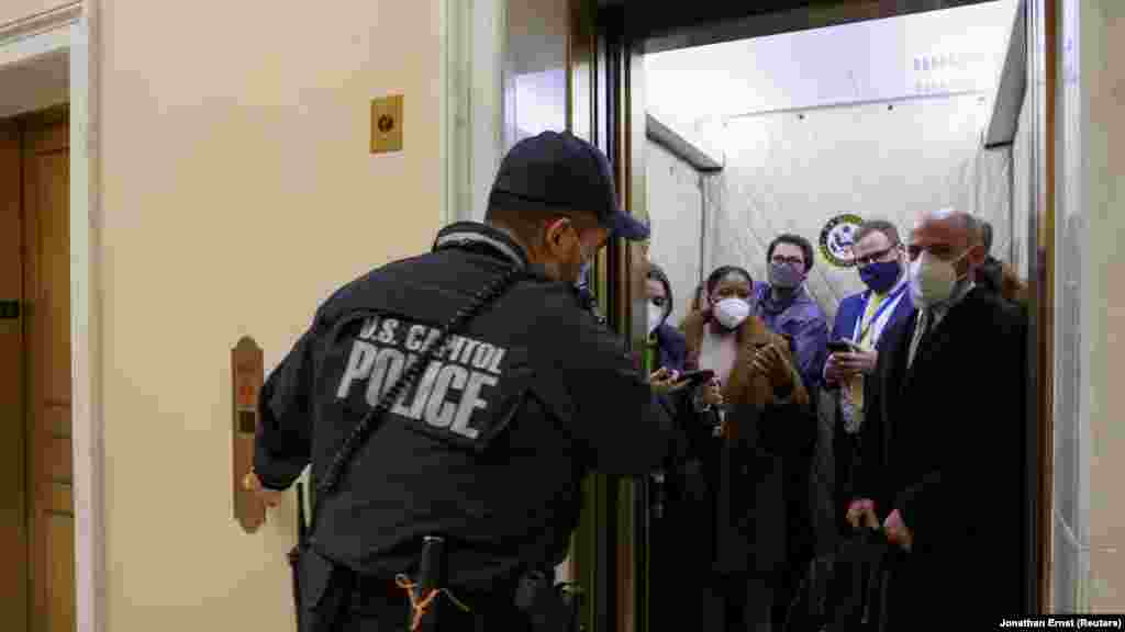 Полиция эвакуирует журналистов из здания Капитолия