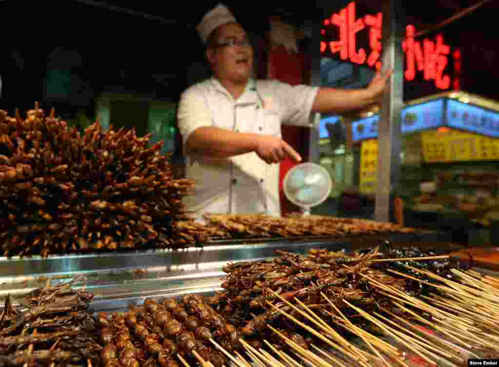 Традиционный фастфуд на китайских рынках &ndash;&nbsp;жареные насекомые. Хотя китайцы на самом деле не едят ни кузнечиков, ни тараканов, это не мешает им зарабатывать деньги на всеобщих заблуждениях. На фото &ndash;&nbsp;крупнейший в Пекине рынок Вейфудзин