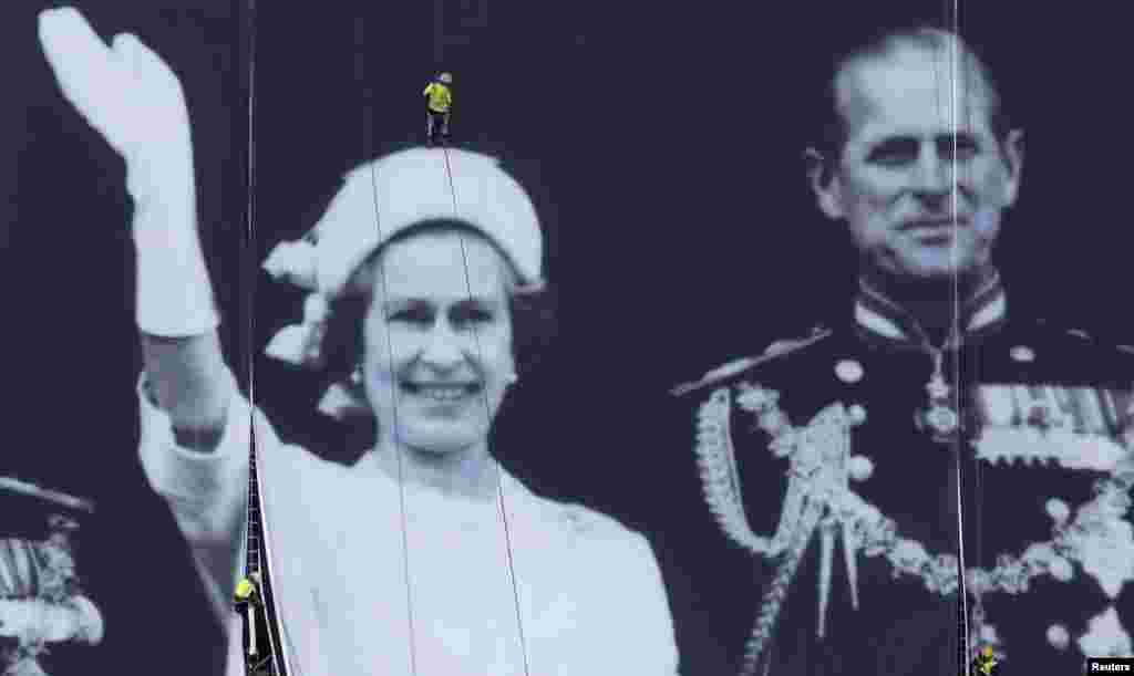 Королева со своим мужем, принцем Филиппом, в 1977 году. Это фото использовалось во время торжеств в 2012 году