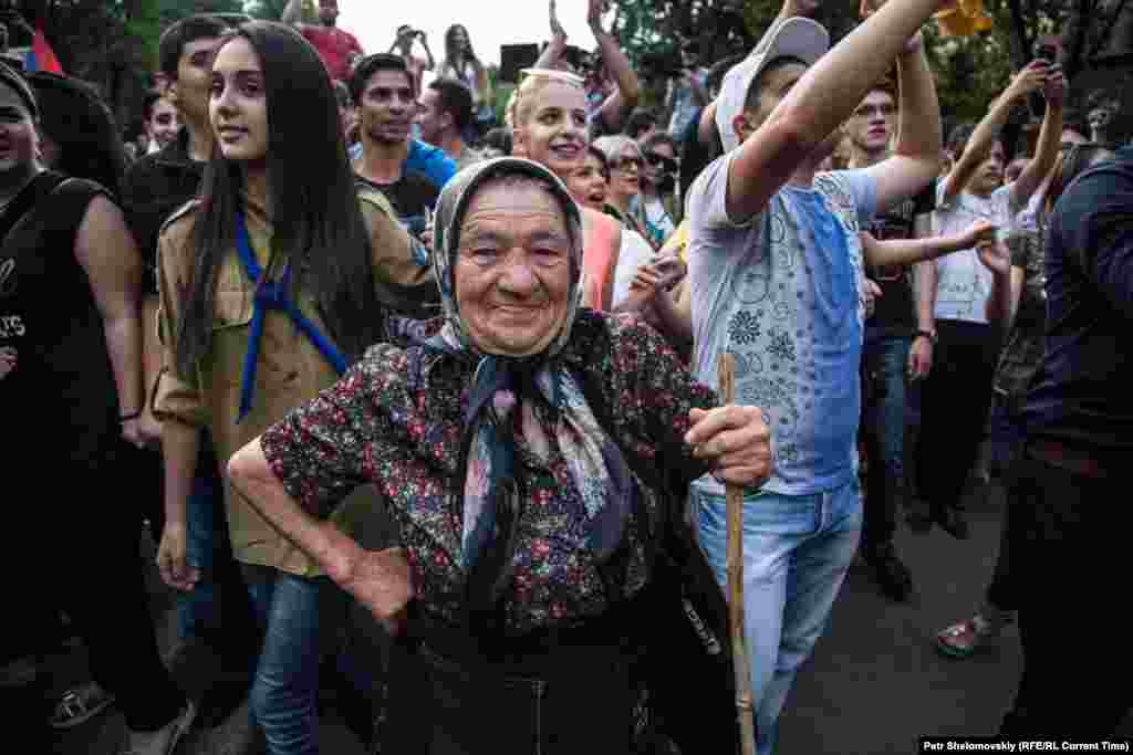 На протест вышли люди всех возрастов Фото от 27 июня с проспекта Баграмяна