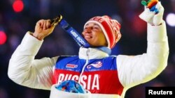 Лыжник Алексей Легков после победы на дистанции 50 км свободным стилем в Сочи
