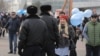 В Казахстане во время Навруза задерживали людей с голубыми шариками