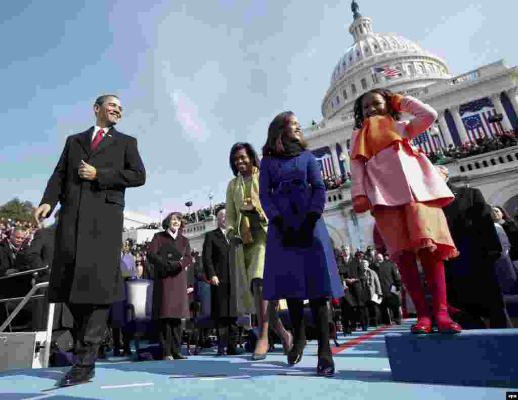 Барак Обама в компании супруги Мишель и дочерей Малии и Саши подходит к трибуне, где он будет приведен к присяге в качестве 44-го президента Соединенных Штатов. Вашингтон, округ Колумбия, 20 января 2009 года.