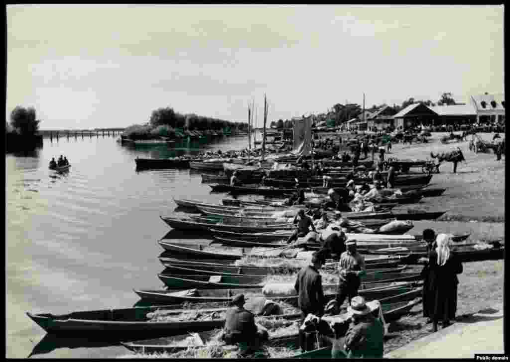 В Полесье было чрезвычайно много озер, рек и болот, и лодки были основным и самым легким способом добраться из одного населенного пункта в другой
