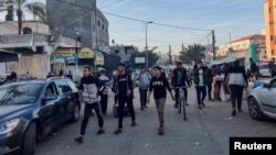 Жители города Хан-Юнис на юге сектора Газа вышли на улицы после оглашения четырехдневного перемирия