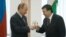 Премьер-министр России Владимир Путин и премьер-министр Узбекистана Шавкат Мирзияев после подписания ряда двусторонних документов, 2 сентября 2008 
