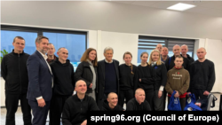 Освобожденные политзаключенные со спецпосланником президента США Дональда Трампа Джоном Коулом 