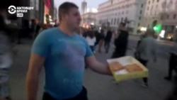 Житель Минска дарит пирожные прохожим и говорит об атмосфере праздника