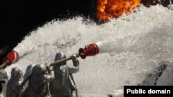 Пожарные заливают пеной горящие цистерны на нефтебазе под Киевом 