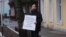 Владимир Егоров, активист "Яблока" во время одиночного пикета в городе Торопец