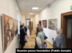 Посетители выставки "Великая Победа и мир Родины" в Москве, 1 сентября 2025 года