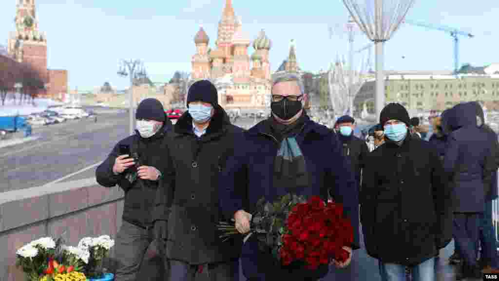 Бывший премьер-министр Михаил Касьянов на Большом Москворецком мосту в шестую годовщину убийства Бориса Немцова