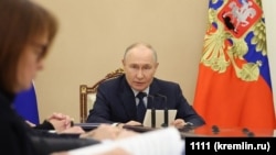 Putin, meeting on economic issues