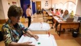 A woman casts her vote at a polling station during September 8, 2019 elections for the Moscow city council. (Photo by Kirill KUDRYAVTSEV / AFP)