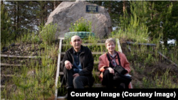 Анатолий Смилингис с женой Людмилой Королевой у мемориального камня