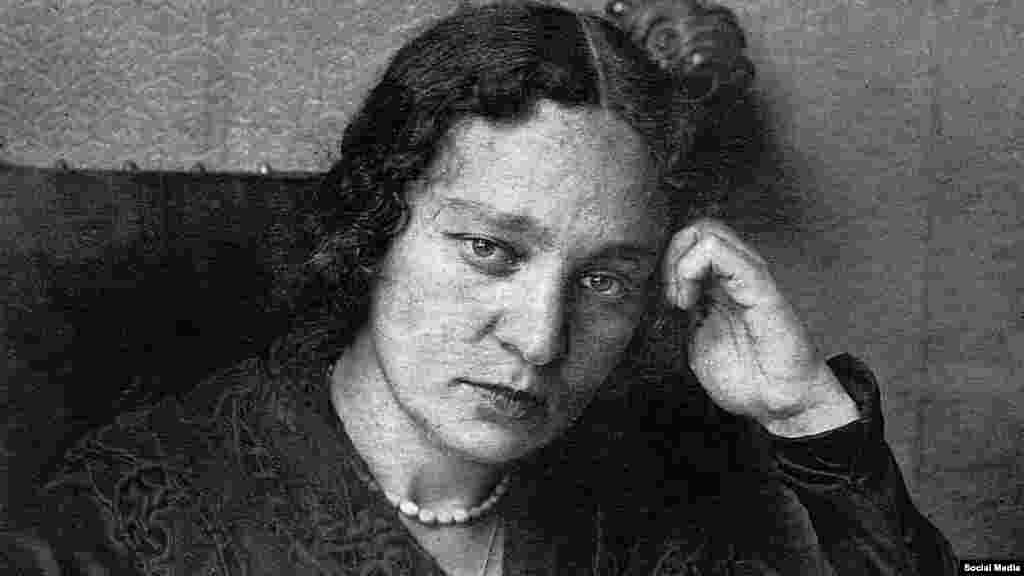 Мария Юдина, любимая пианистка Сталина &mdash; Ольга Куриленко. Юдина, несмотря на то, что Сталин ей восхищался, никогда не пыталась использовать это в своих интересах и была бескомпромиссным критиком режима. Известно, что когда ей дали Сталинскую премию, она полностью пожертвовала её Православной Церкви. Уроженка украинского Бердянска Куриленко больше всего известна по роли "девушки Бонда" в &nbsp;одном из фильмов про&nbsp;агента 007 