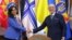 Министр обороны Канады Анита Ананд и ее украинский коллега Алексей Резников. Архивное фото,