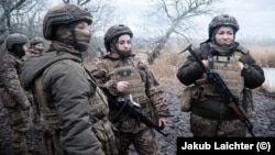 Женщины-военные, недавно освобожденные из тюрьмы, во время учений на востоке Украины