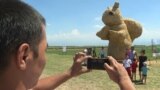 Казахстанцы не оценили скульптуру белки за $65 тысяч и сделали в тысячу раз дешевле