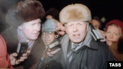 Andrei Sakharov speaks to reporters upon returning to Moscow after seven years on December 23, 1986.