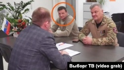 Бывший боец российской ЧВК Вагнер Михаил Фролов (в центре), который, вероятно, проходил реабилитацию в военном санатории "Лепель" осенью 2025 года, за работой в коммунальной компании в Выборге.