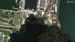 На спутниковом снимке видны огонь и дым, поднимающиеся от резервуаров с нефтью после атаки на нефтебазу в Керчи 21 июня 2026 года. Фото предоставлено Reuters