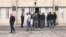 Люди у здания больницы в Гаваре