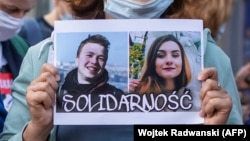 Плакат в поддержку Протасевича и Сапеги на уличной акции в Варшаве