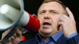 RUSSIA -- Primorye Territory Gubernatorial candidate from the Russian Communist Party Andrei Ishchenko holds a loudspeaker during a rally in Vladivostok, September 17, 2018