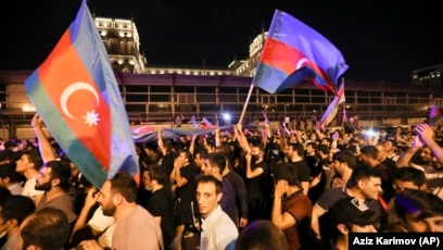 В Баку прошли митинги с лозунгами "Карабах наш!" и "Солдаты, вперед!" на фоне обострения конфликта с Арменией. Задержаны десятки человек