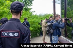 Журналисты пытаются снять происходящее в гостинице "Россия" после того, как на Земский съезд пришли сотрудники полиции. Великий Новгород, 22 мая 2021 года