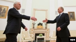 Владимир Путин приветствует президента Южной Осетии Леонида Тибилова 