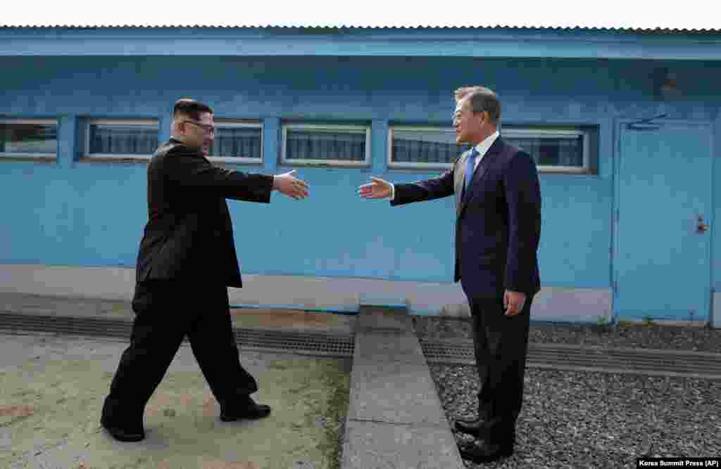 Президент Южной Кореи Мун Чжэ Ин встретился с лидером Северной Кореи Ким Чен Ыном у демаркационной линии, разделяющей корейский полуостров