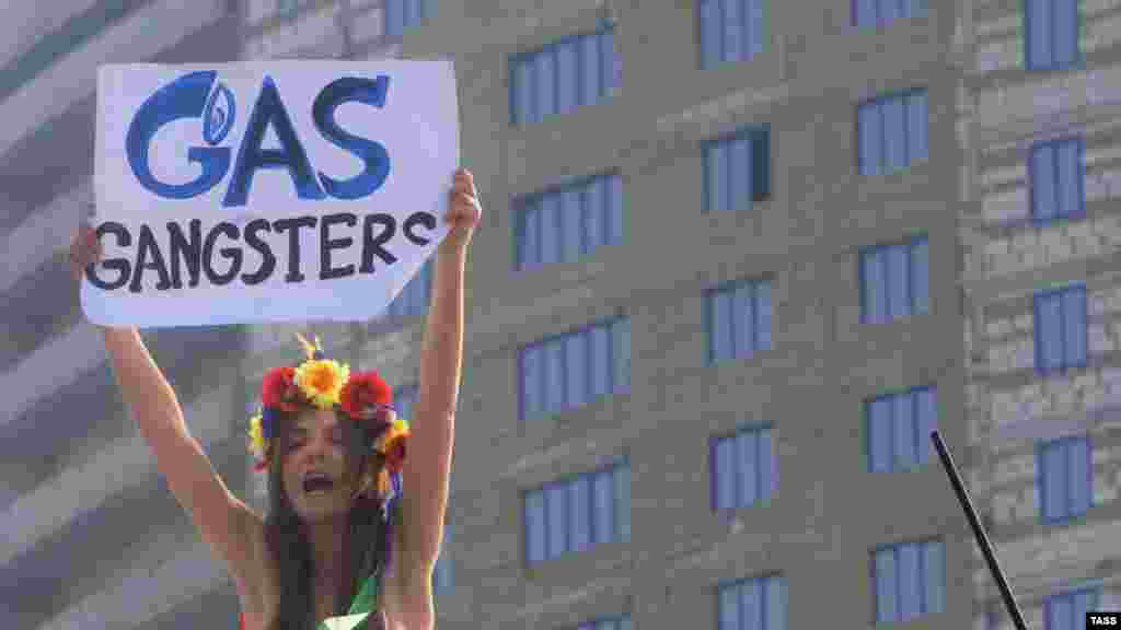 Акция движения Femen у офиса российской компании &quot;Газпром&quot; в Москве. Февраль 2012 года