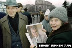 Сторонники Леонида Кравчука с его портретом. Киев, 30 ноября 1991 года