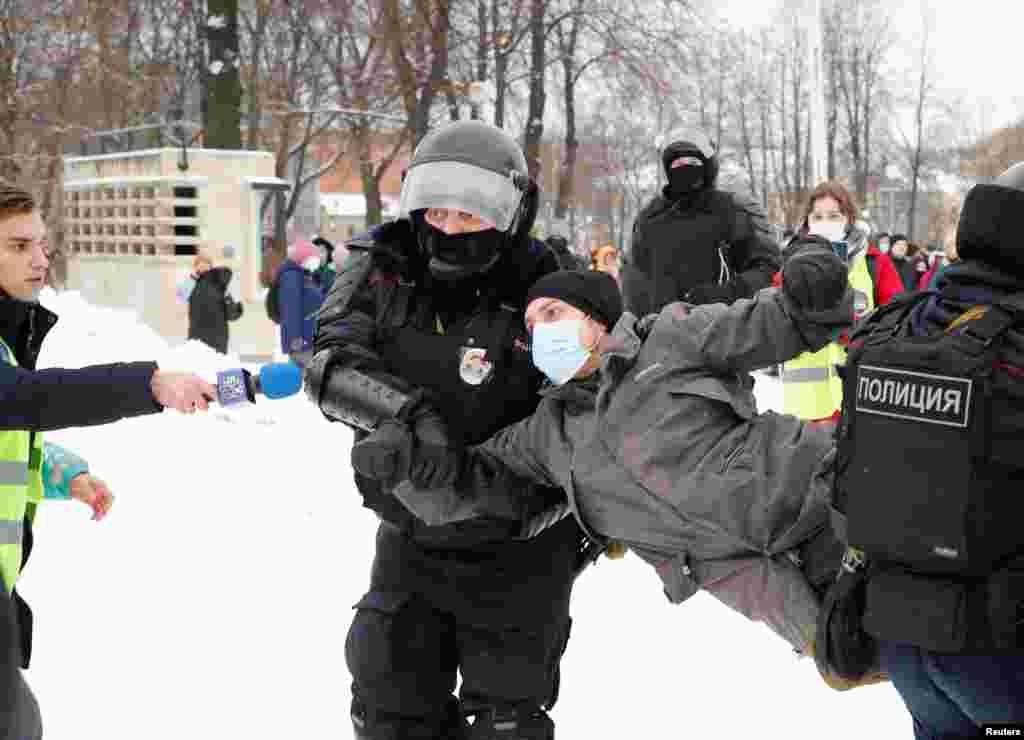 Во время протестной акции в Петербурге силовики применили к митингующим электрошокеры,&nbsp;