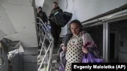 Эвакуация беременных женщин из роддома Мариуполя во время обстрела. 9 марта 2022