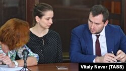 Элина Сушкевич (в центре) во время заседания суда (архивное фото)
