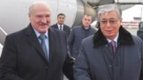 Президент Беларуси Александр Лукашенко (слева) и президент Казахстана Касым-Жомарт Токаев. Нур-Султан, 24 октября 2019 года.