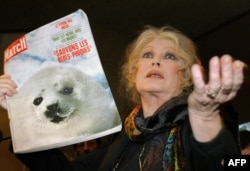 Брижит Бардо показывает старый номер журнала Paris Match с печатью 5 декабря 2005 года в Женеве. Фото AFP